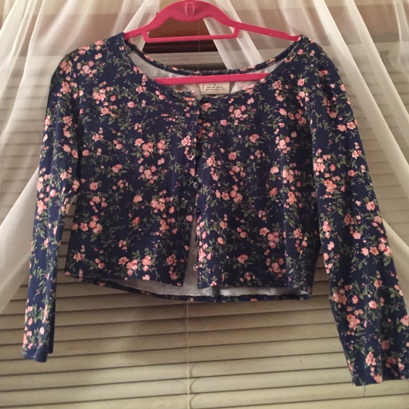 Adorable long sleeve crop top. Floral