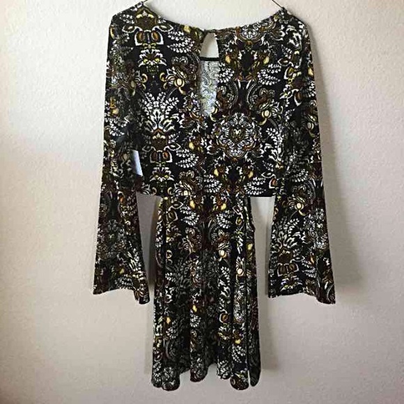 CUTE Volcolm Dress - Picture 3 of 4