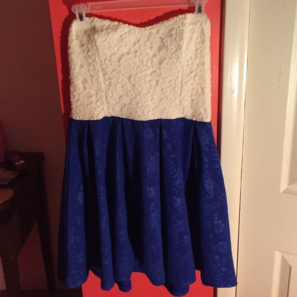 Adorable strapless lace patterned dress