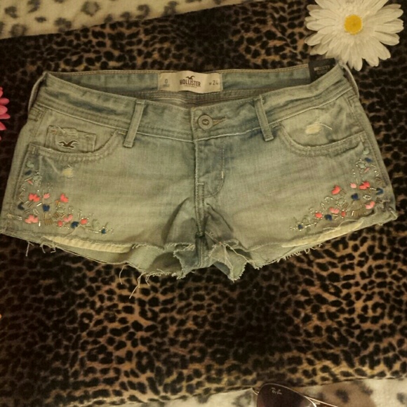 NWT adorable Hollister classic light wash shorts!