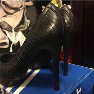 BCBG MAXAzRIA HEELS