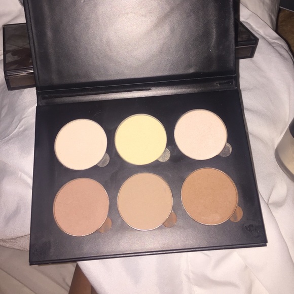 Makeup - Picture 2 of 4