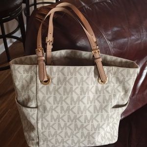 ❗️TAKING OFF POSH SOON, BUY NOW❗️MK Tote