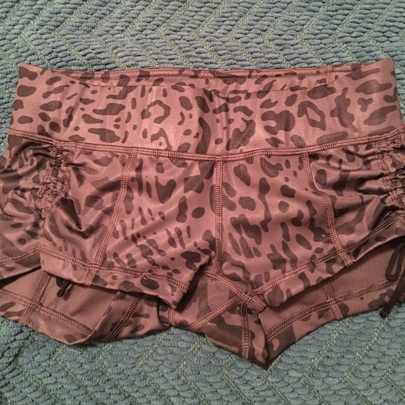 🚫SOLD🚫LuLuLemon workout shorts - Picture 1 of 3