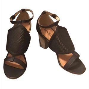 Black Vibbie Sandal