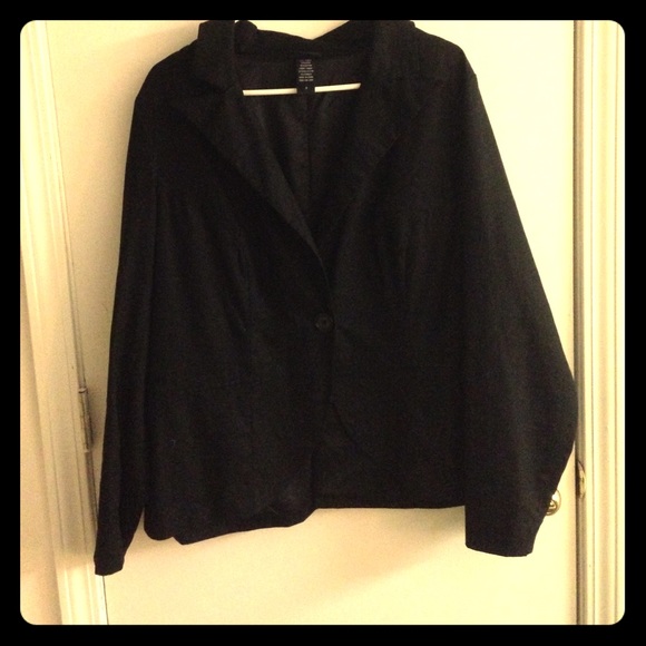 Black lightweight linen blazer with silky lining!
