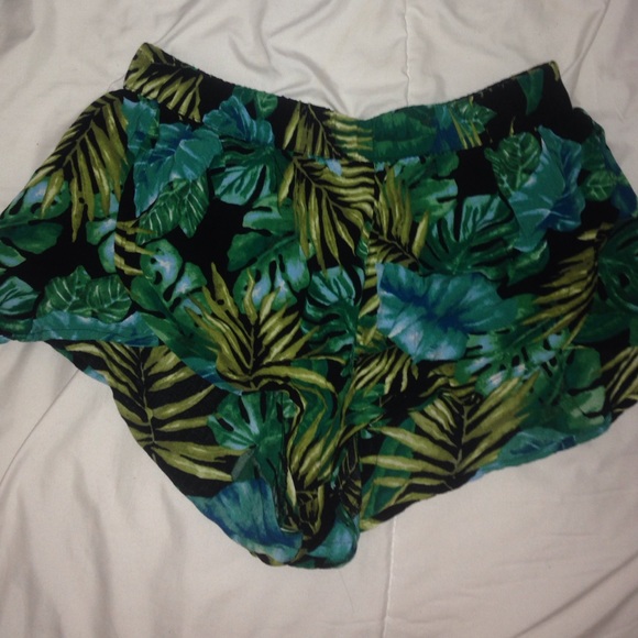 Tropical pattern shorts 💙