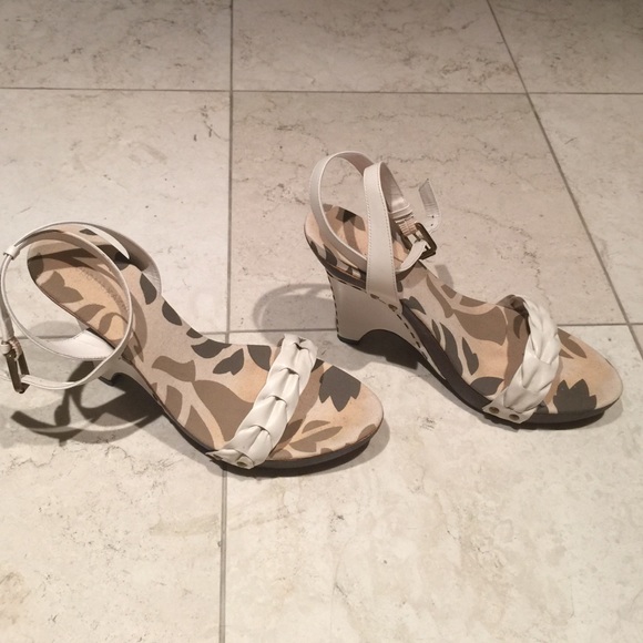 BCBG 81/2 worn 1x platform off white sandals