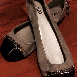 Dress flats with simply elegant features.