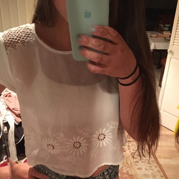 White tee-shirt with flower and hole design - Picture 1 of 4
