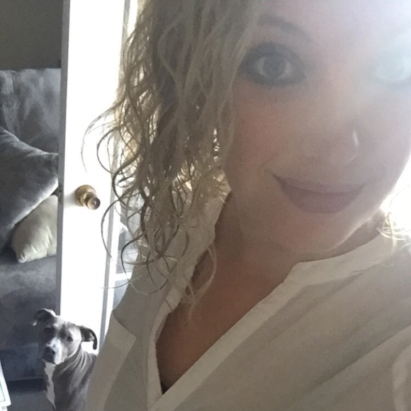 Meet your Posher, Amanda from ThatThriftyFam - Picture 2 of 3