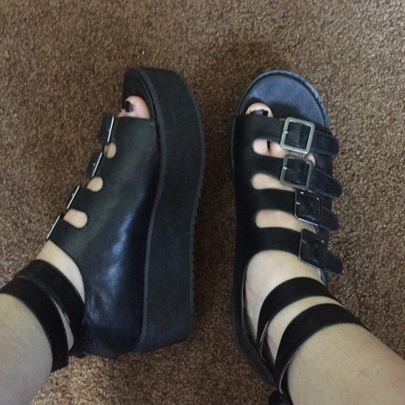 YRU Oasis flatform platform sandals!