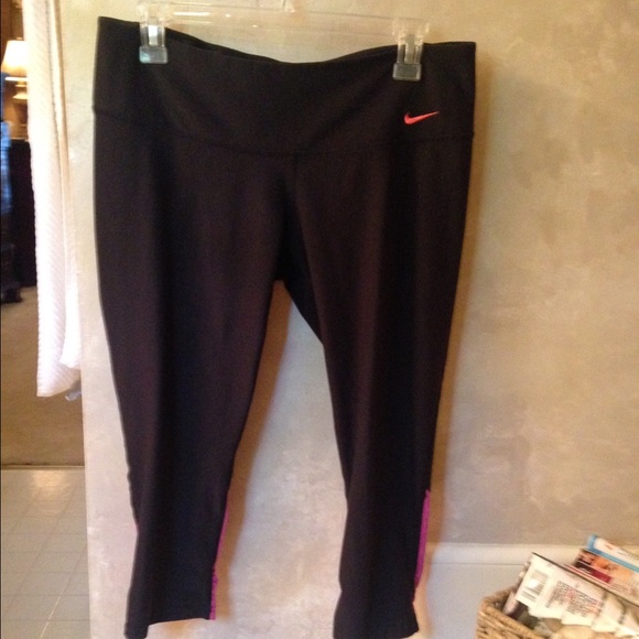 NIKE Workout Capris Size Large