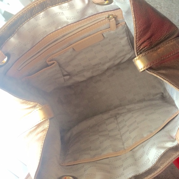 Michael Kors Jet Set Tote - Picture 3 of 4