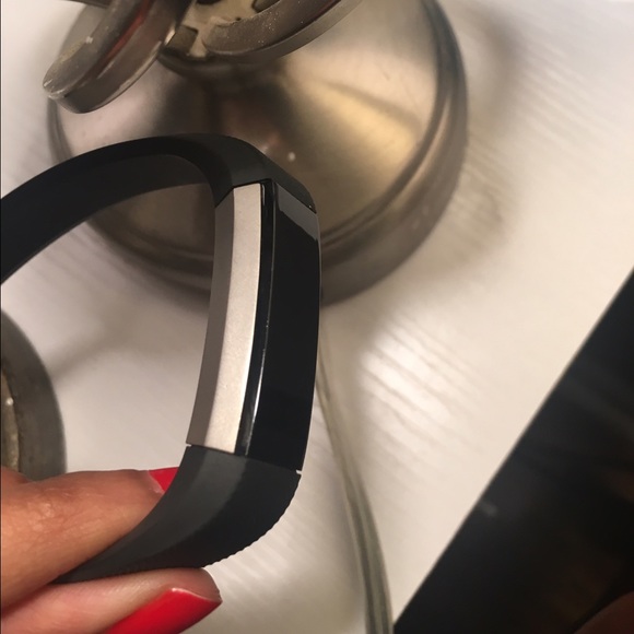 Fitbit Alta - Picture 1 of 3