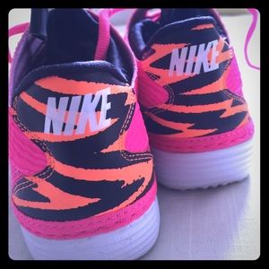 Like New NIKE - Sz 8 1/2