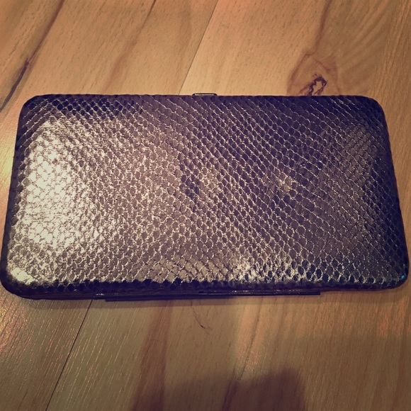 Hard cover clutch