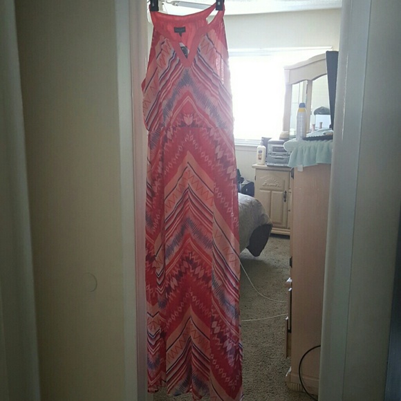 Smocked waist and neckline, side slit, splitneck.