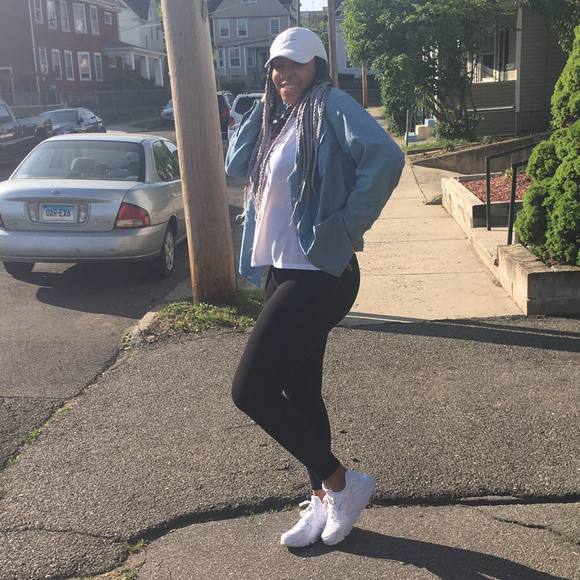 Meet your Posher, Danielle - Picture 1 of 1