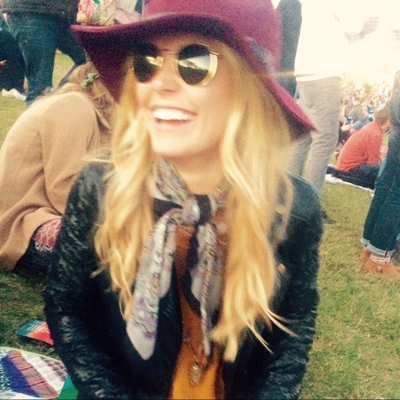 Hi, I'm Karmen! Check out my eclectic closet โ๐ผ๏ธ - Picture 3 of 3