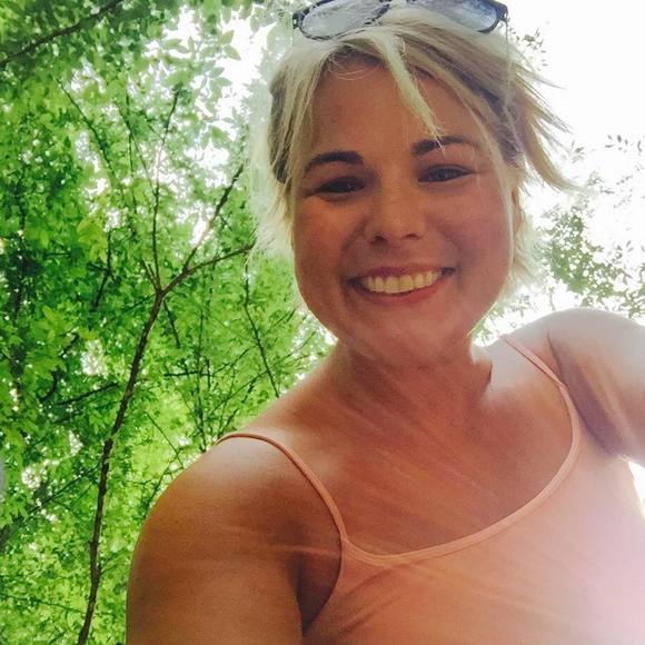 Meet your Posher, Hillary - Picture 1 of 1