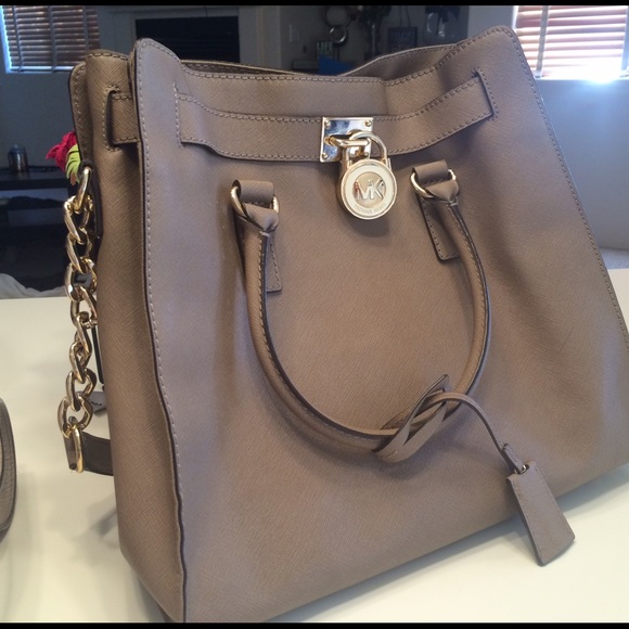 LIKE NEW MICHAEL KORS LOCK PURSE