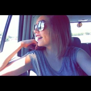 Meet your Posher, Lauren