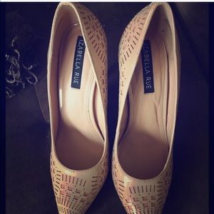 Nude pumps never been worn