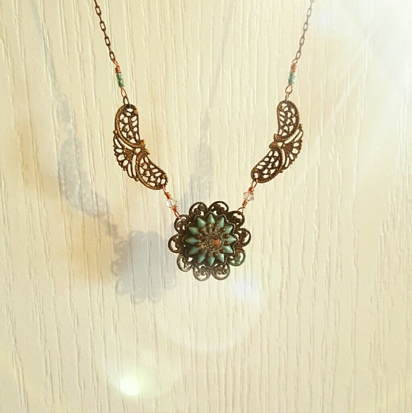 Jewelry - Gorgeous Little Flower Necklace