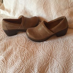B.o.c clogs. Size 6.5 light brown/sparkle
