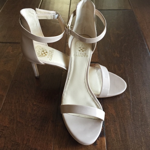 Vince Camuto Shoes - **HP** 🎉🎀❤️ Nude patent Vince Camuto 9.5