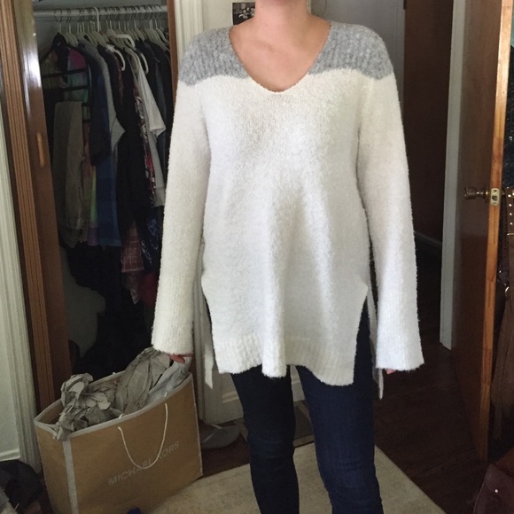 Very soft alpaca wool white and grey sweater. - Picture 1 of 4