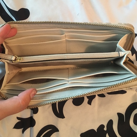 100% authentic Michael kors wallet - Picture 2 of 3