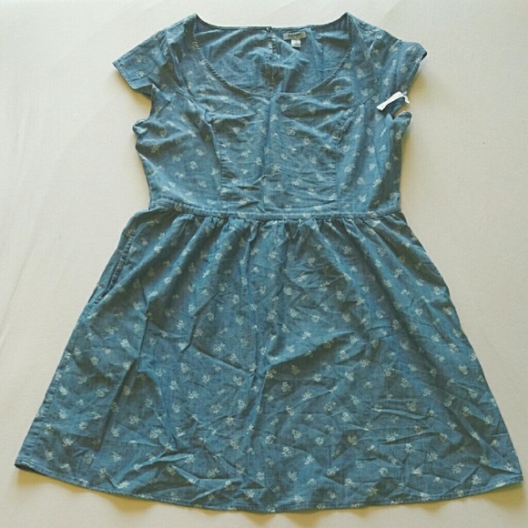 Old Navy Dresses & Skirts - NWT Floral denim dress