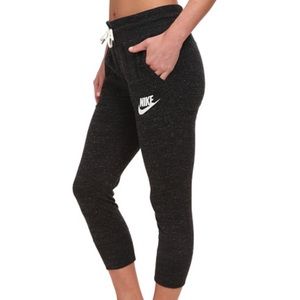 Nike gym vintage capris in grey. Size xs