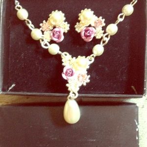 Necklace and ear ring set