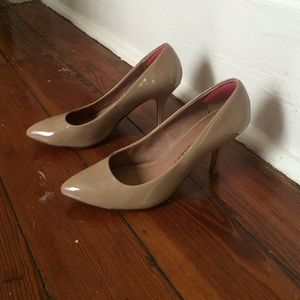 Chinese Laundry nude patent pumps 7.5