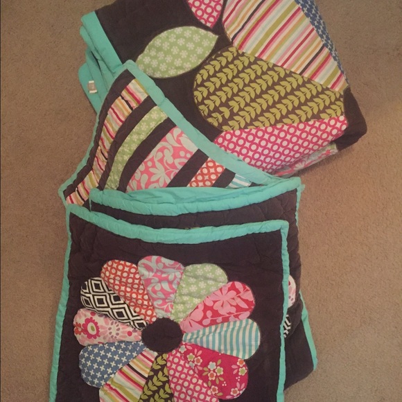 Full/Queen Comforter and 4 pillow shams