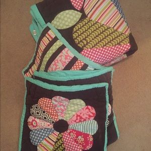 Full/Queen Comforter and 4 pillow shams