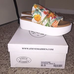 #SteveMadden Women's Floral Sandal! ❤️💛💚💙