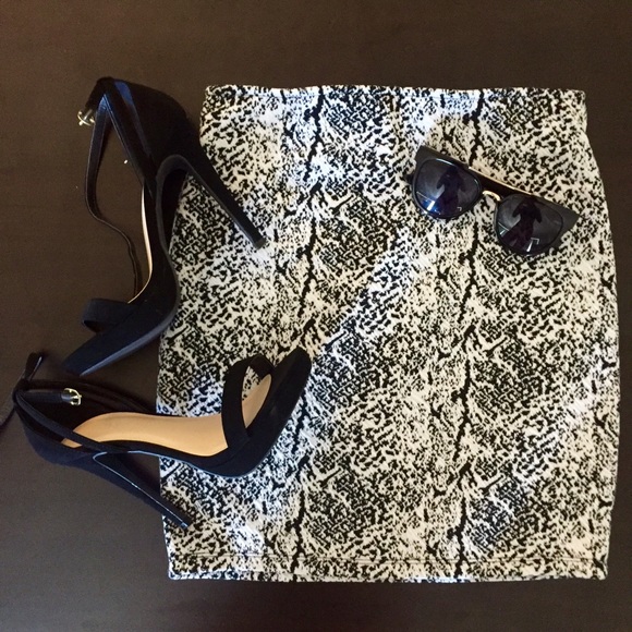 H&M Black & White Print Mini Skirt