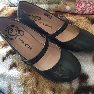 Gabriela Rocha Grey Patent Kitten Pumps sz 8