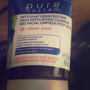 Daily exfoliating cleanser