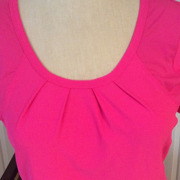 🚫SOLD🚫🌺Pink Work Out Top🌺 - Picture 2 of 4