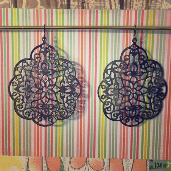 Jewelry - Pewter colored earrings