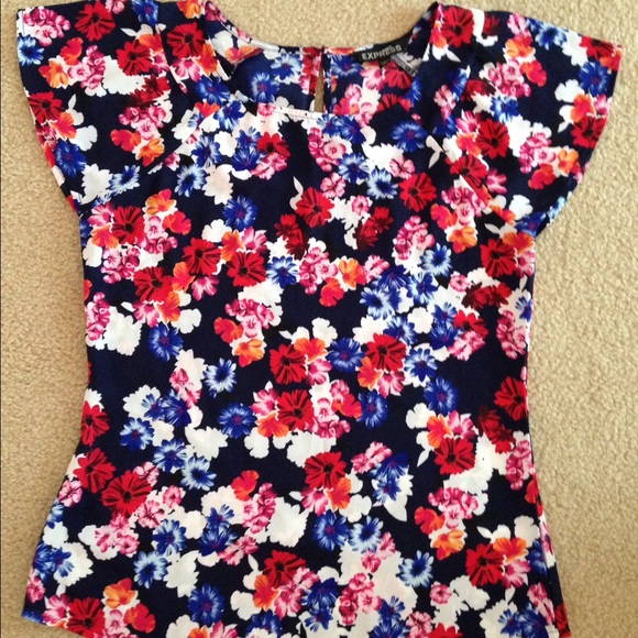 ❌SOLD❌SUMMER FLOWERS TOP FROM EXPRESS 🎀 - Picture 2 of 2