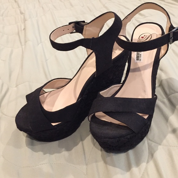 Black wedges