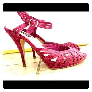 White House Black Market Fuchsia reptile size 8