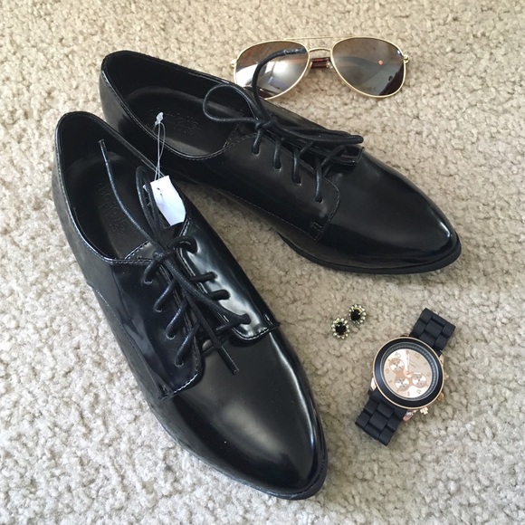 NWT! Sleek & Chic Black Oxfords - Picture 2 of 4