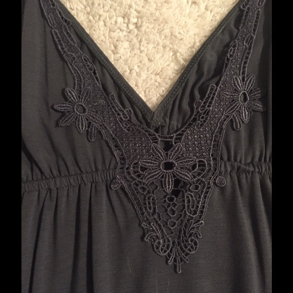 ‼️ SALE ‼️ V-neck dress w/ beautiful back details